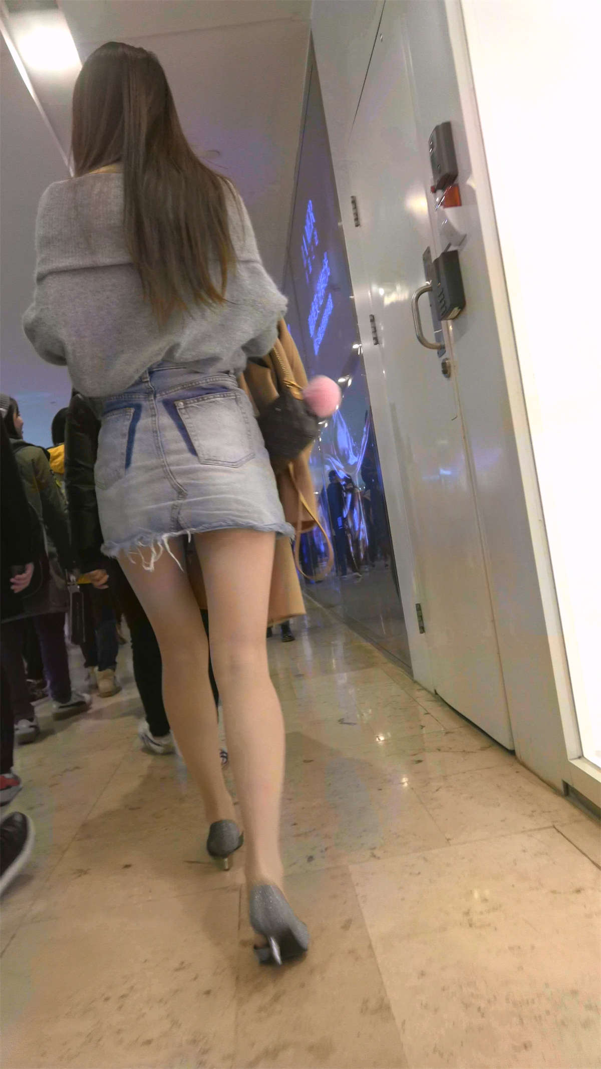 灰色外套牛仔短裙丝袜高跟鞋美女-日更街拍