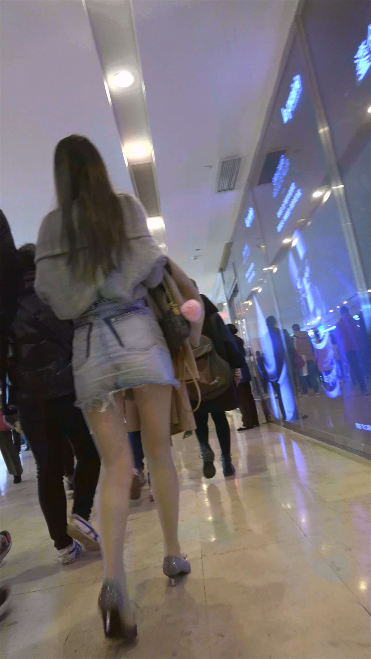 图片[2]-灰色外套牛仔短裙丝袜高跟鞋美女-日更街拍