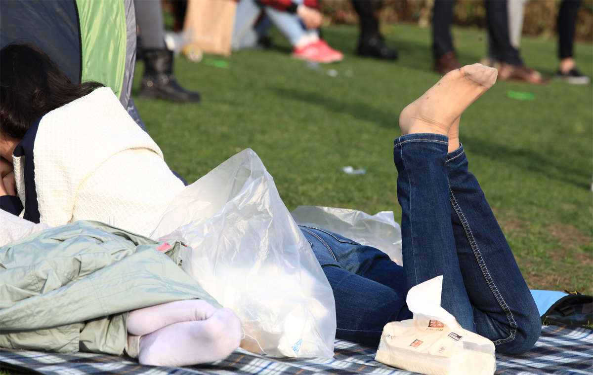 图片[2]-踏青公园街拍系列No.902 草地上的白衣女子 第2套-日更街拍