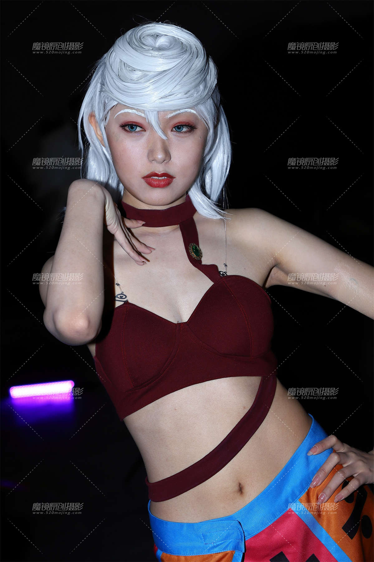 红色抹胸白色盘发-日更街拍