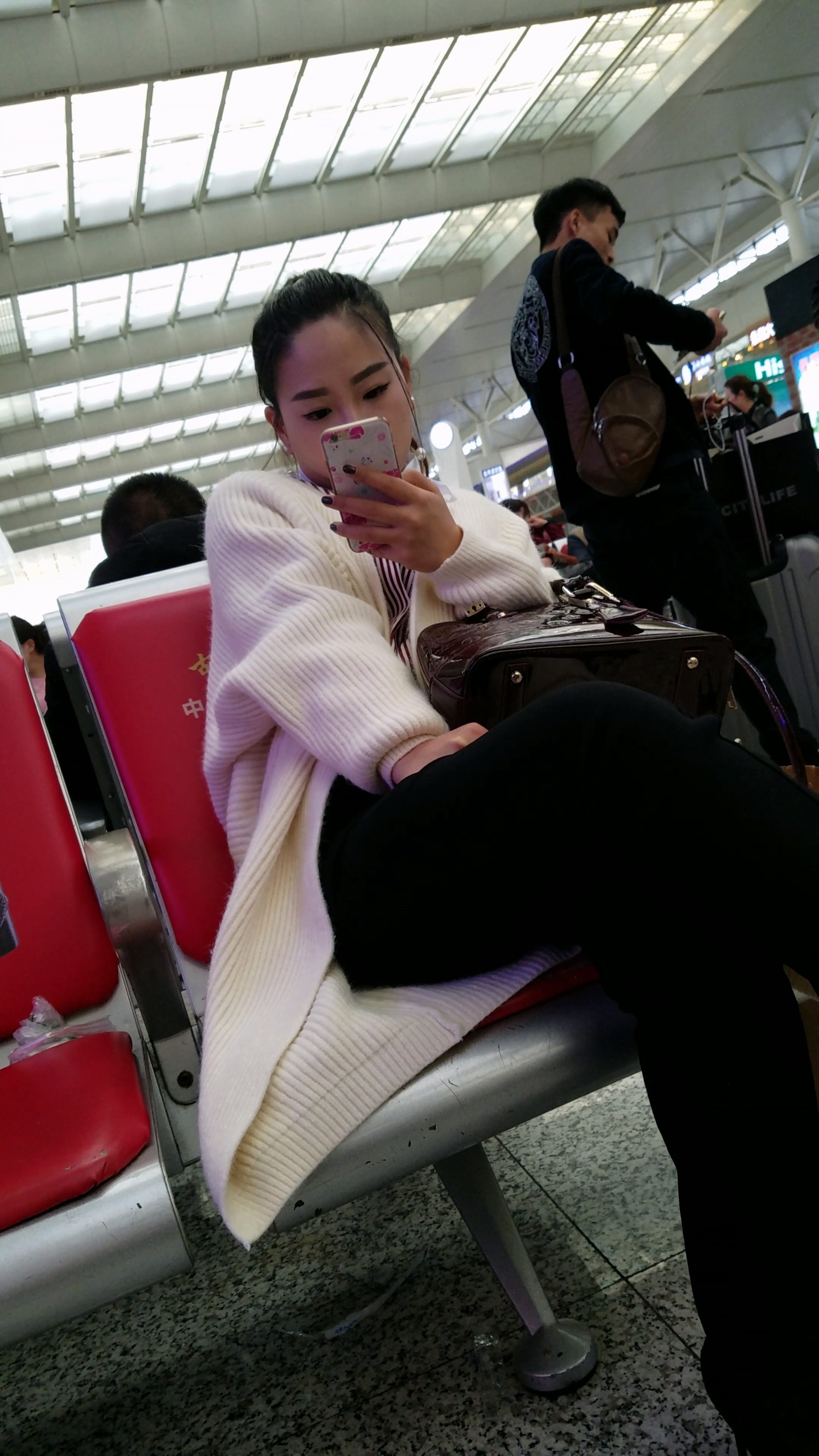 [4K高清视频]火车站拍摄白色毛衣美女-日更街拍