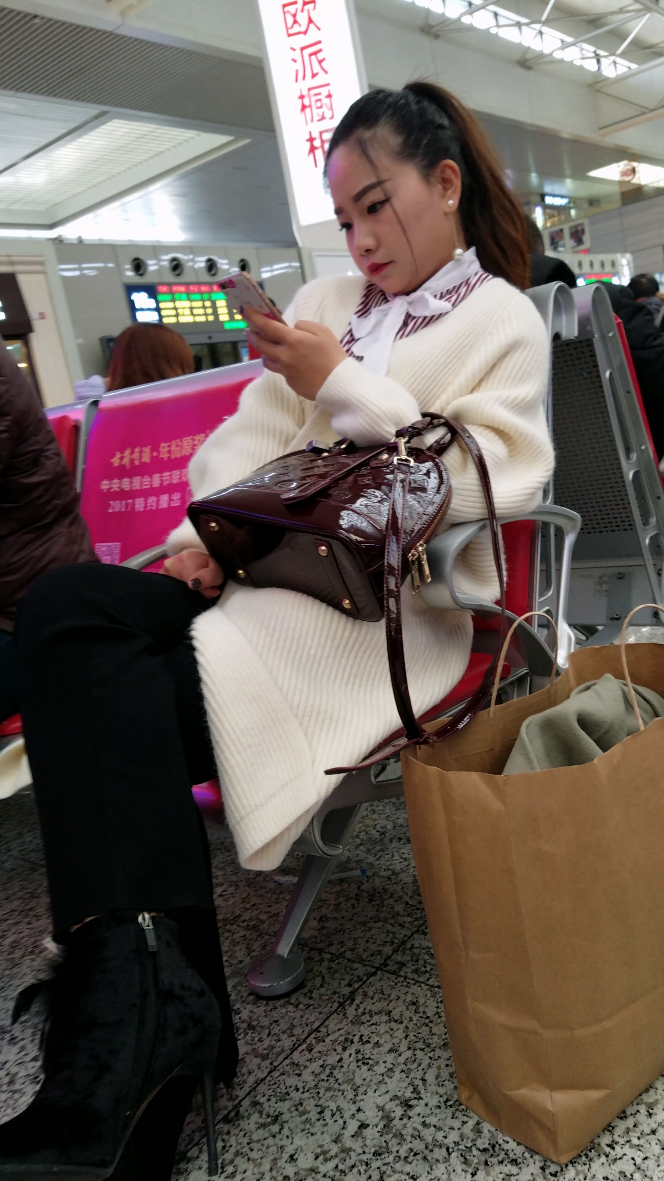 图片[2]-[4K高清视频]火车站拍摄白色毛衣美女-日更街拍