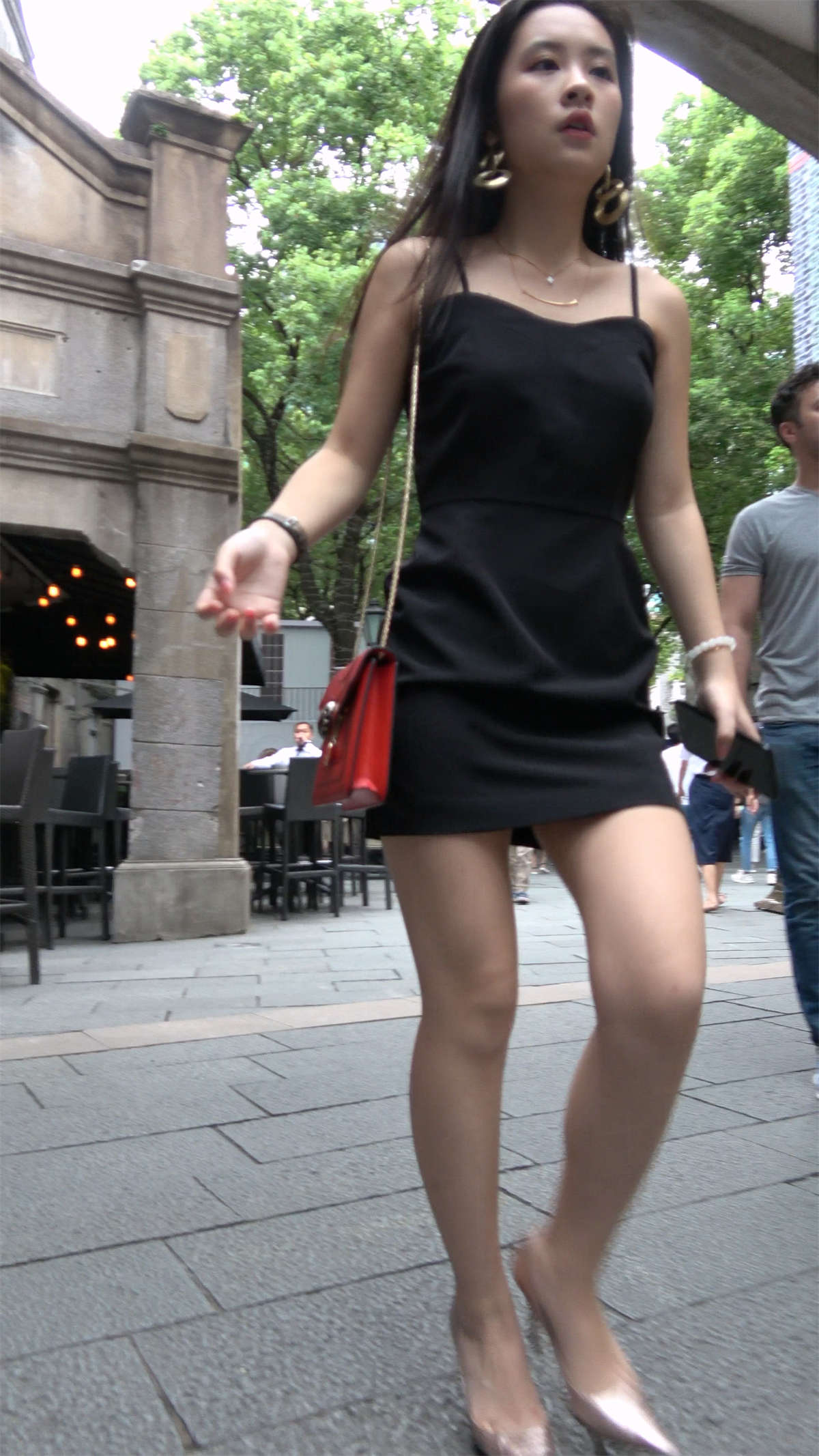 图片[2]-性感吊带黑色短裙高跟丝袜美女-日更街拍
