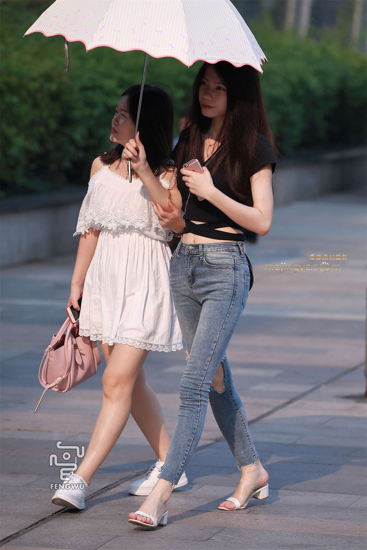 紧身牛仔裤，高跟凉拖，美女-日更街拍