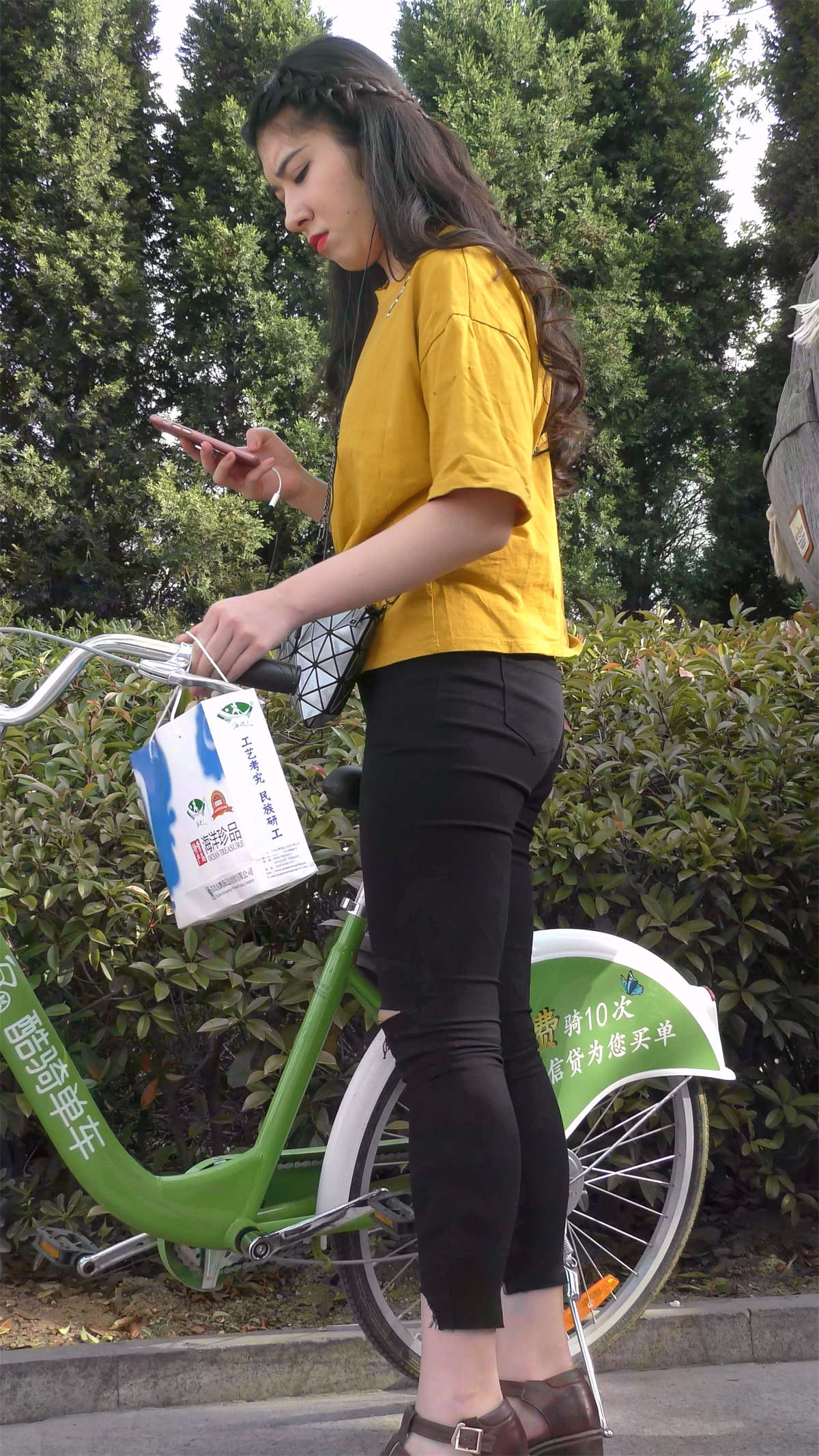 图片[2]-车展性感美女主持正装休闲装-日更街拍