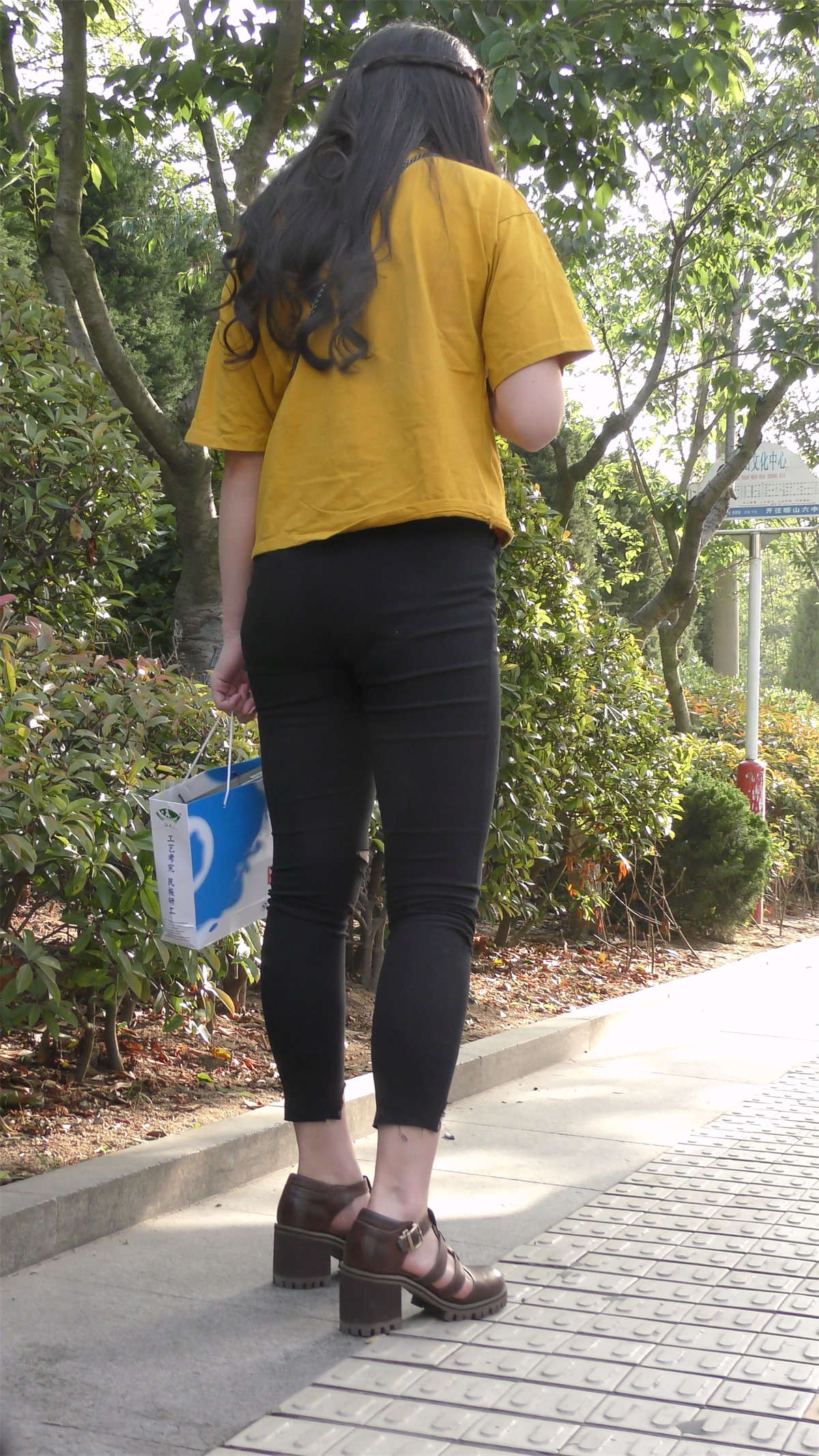 车展性感美女主持正装休闲装-日更街拍