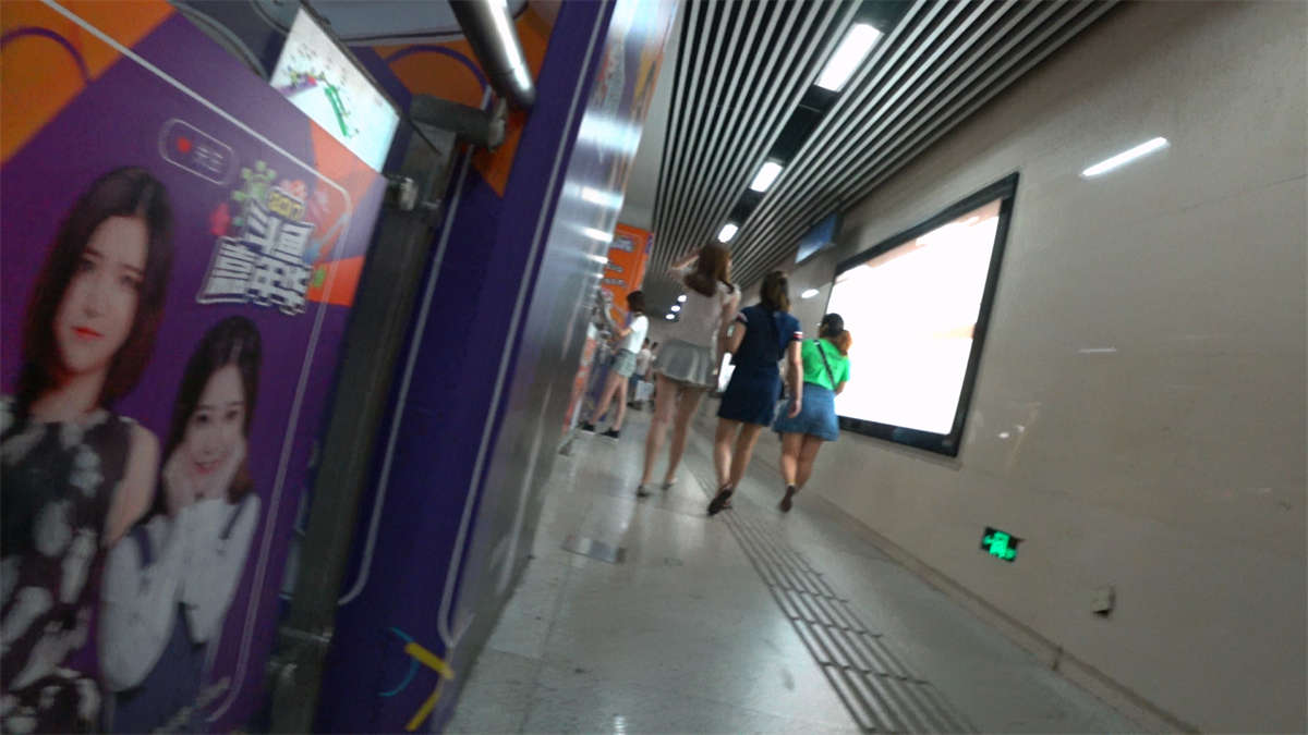地铁站跟拍性感长腿休闲短裙短发漂亮美女-日更街拍