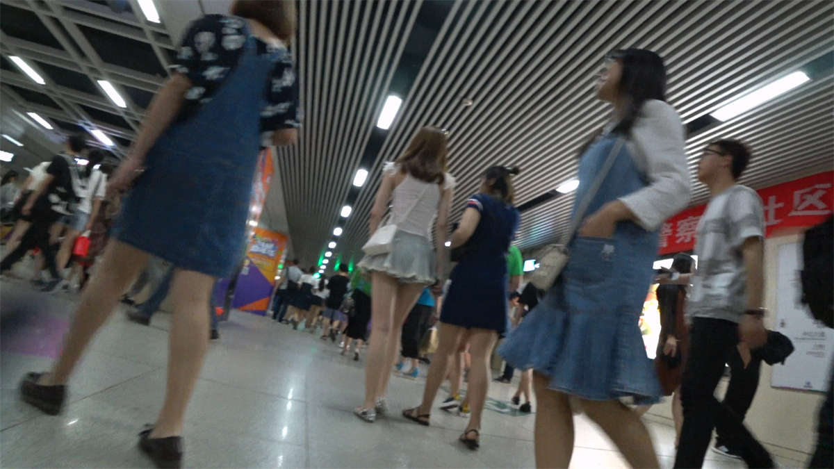图片[2]-地铁站跟拍性感长腿休闲短裙短发漂亮美女-日更街拍