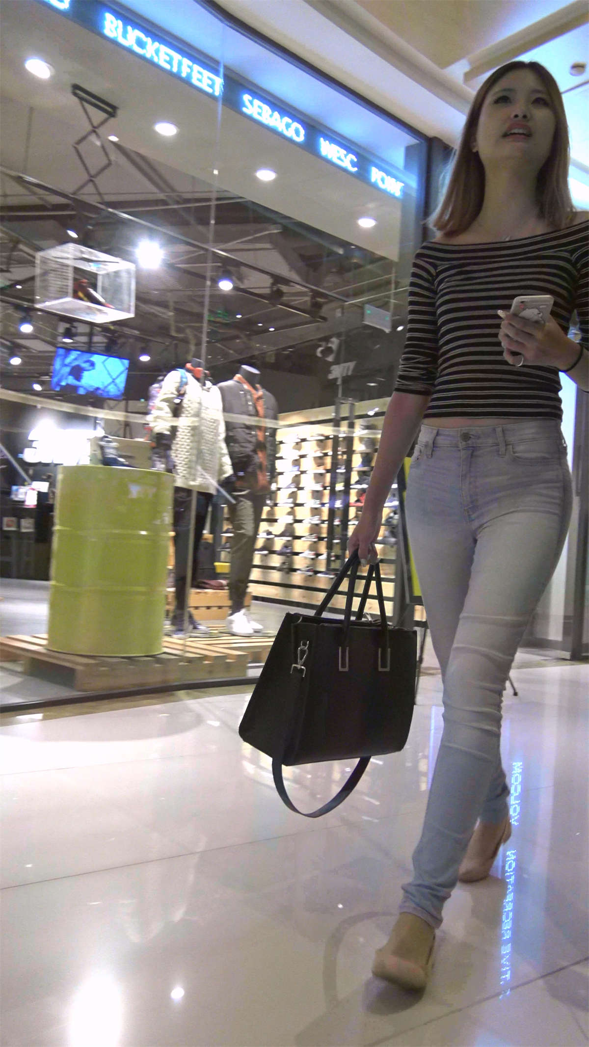 图片[2]-条纹露肩T恤紧身牛仔裤美女-日更街拍