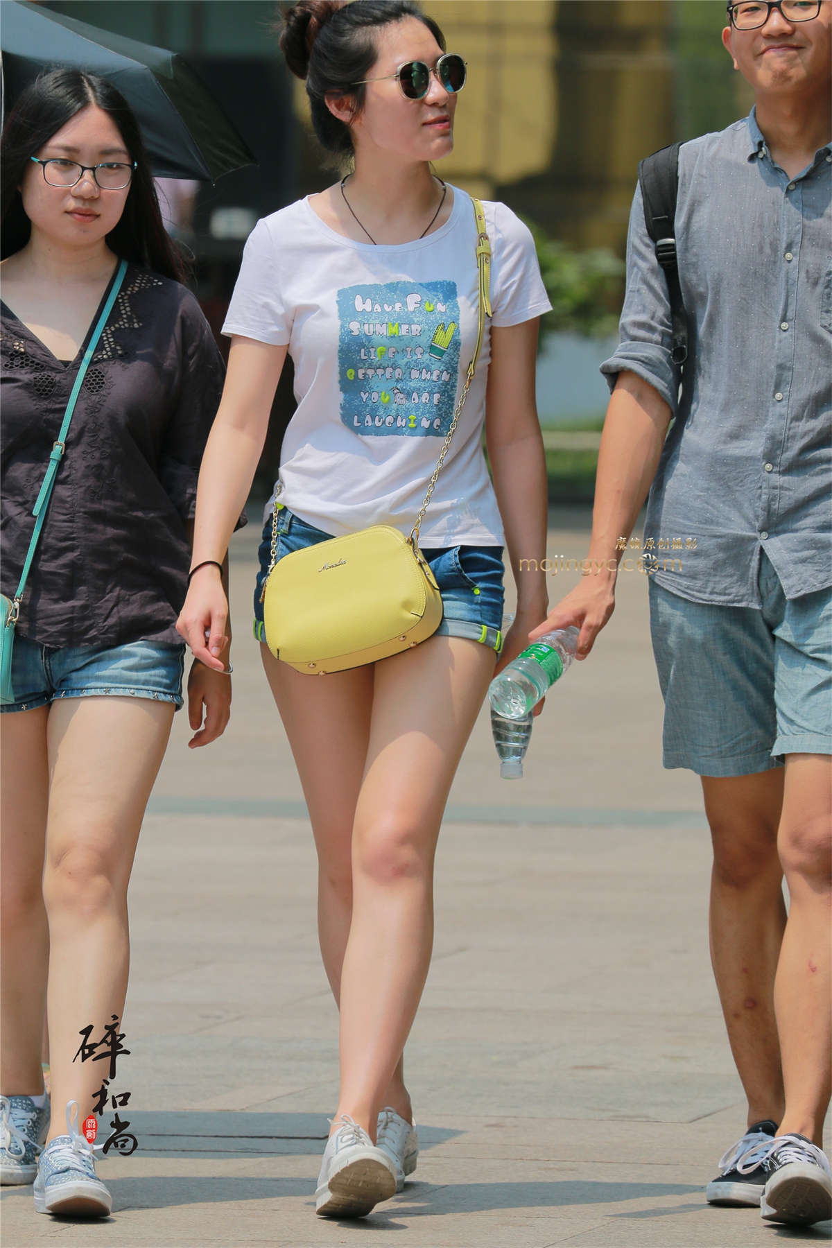 短裤长腿mm上台阶（25P）-日更街拍