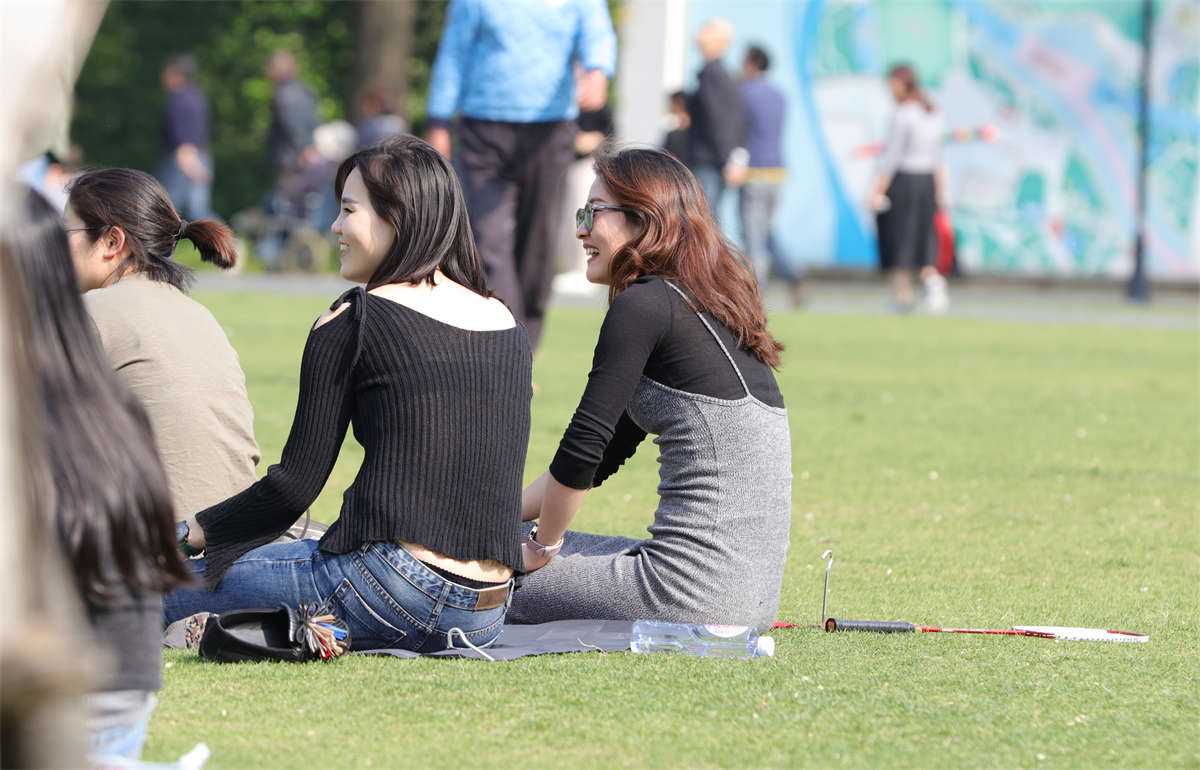 图片[2]-踏青公园街拍系列No.1678 时光没冲淡被发现的尴尬，再遇还得硬上 第2套-日更街拍