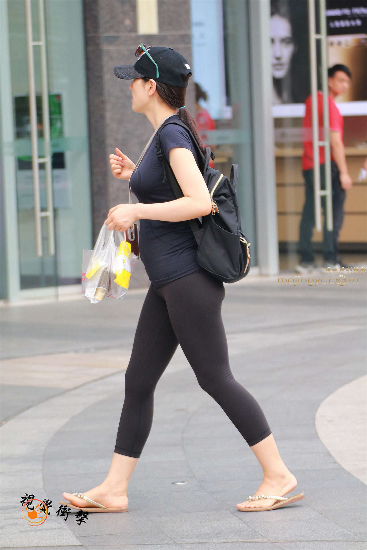 紧身黑裤少妇-日更街拍