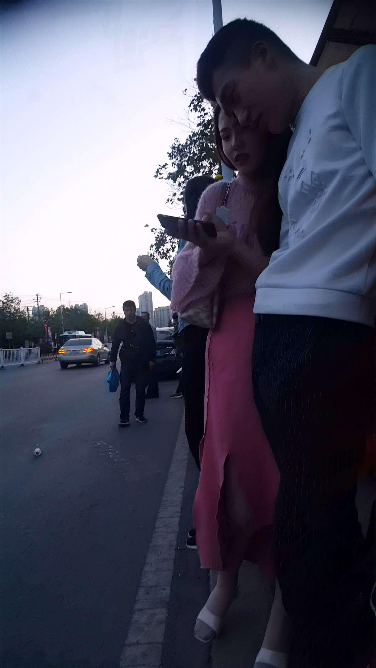 粉色毛衣美裙超级美颜漂亮美女-日更街拍