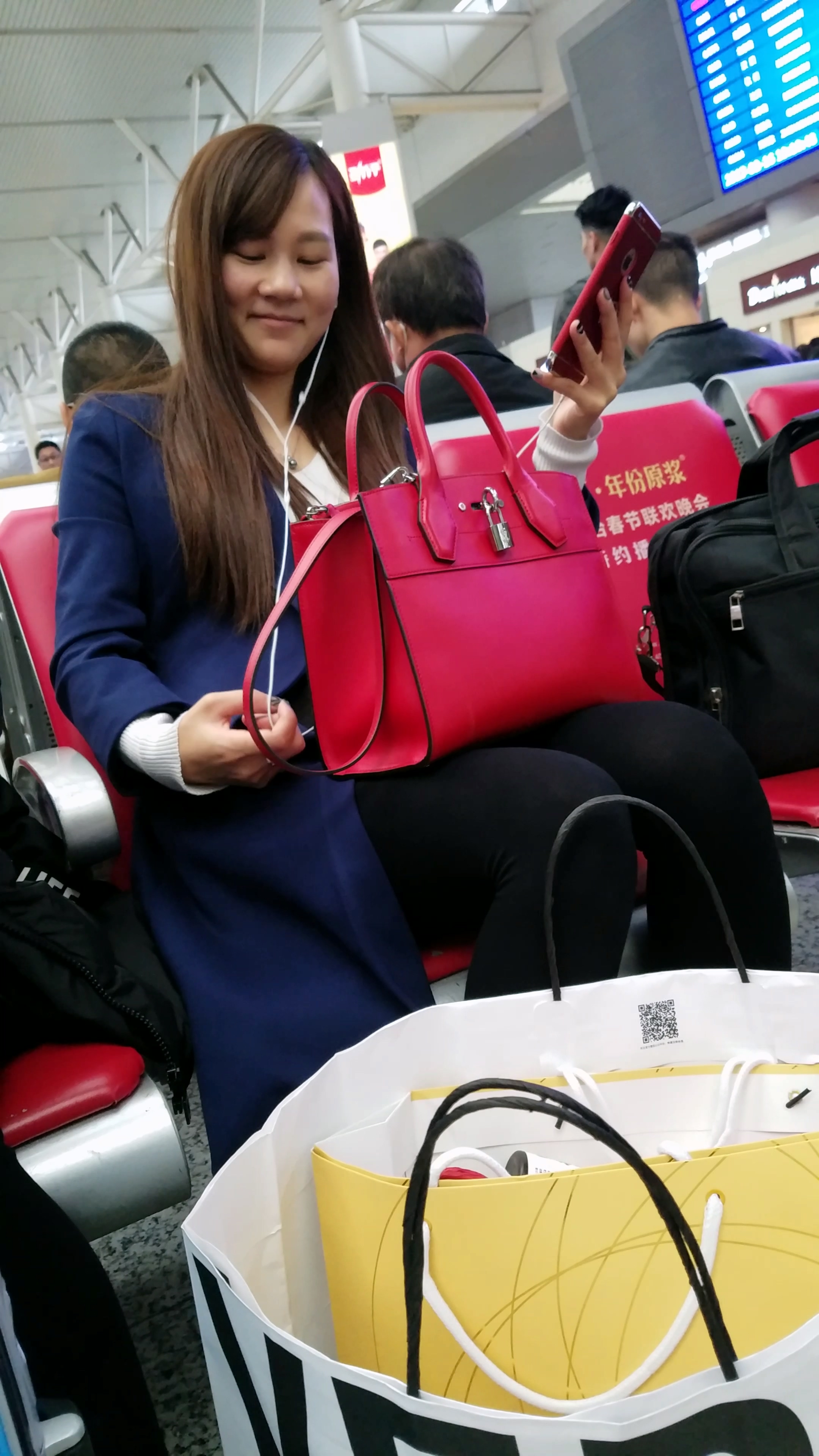 [4K高清视频]火车站拍摄黑色丝袜性感修长美腿长发美妇-日更街拍