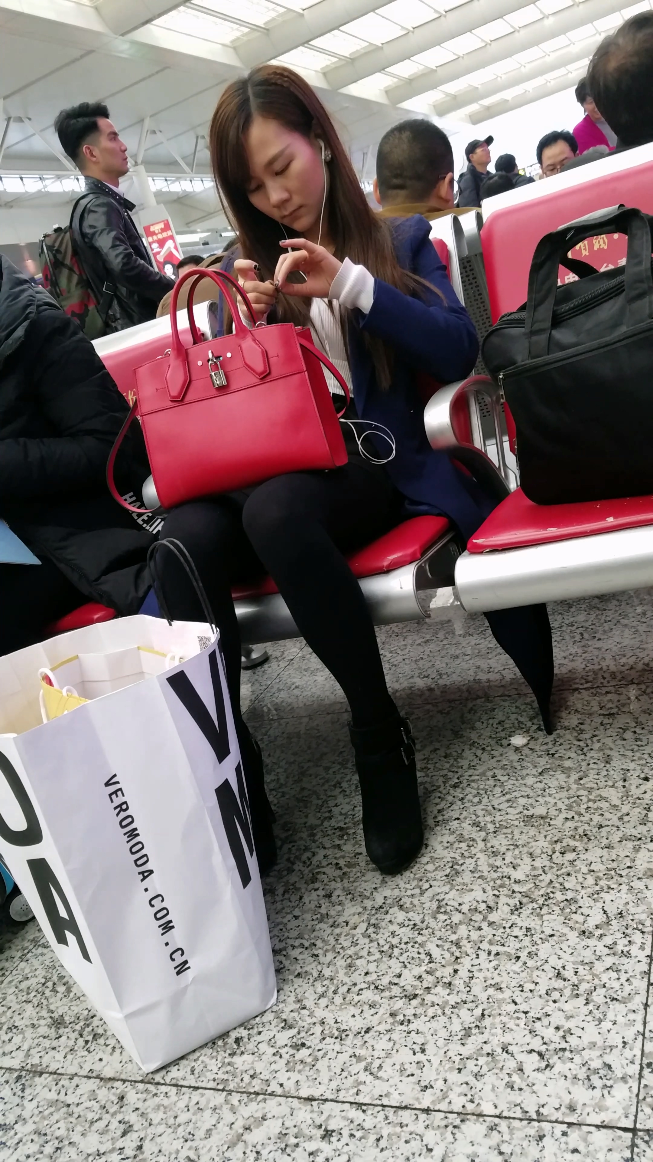 图片[2]-[4K高清视频]火车站拍摄黑色丝袜性感修长美腿长发美妇-日更街拍