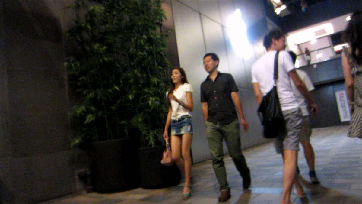 跟拍美女身材高挑的齐B牛仔短裙-日更街拍