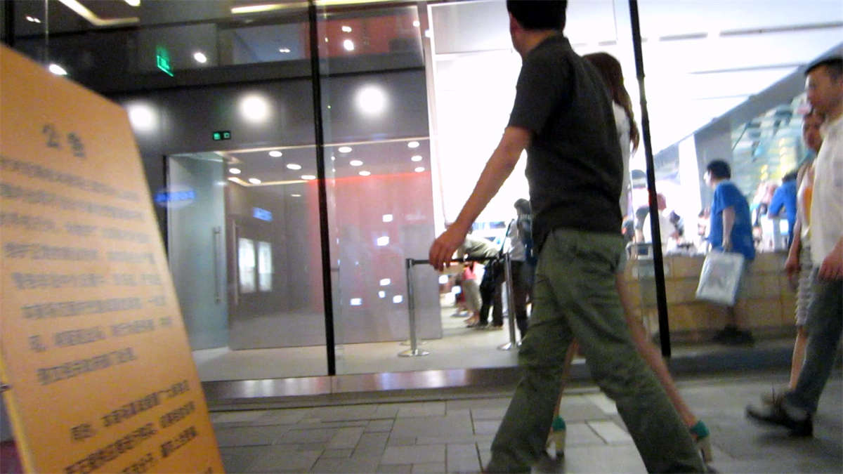 图片[2]-跟拍美女身材高挑的齐B牛仔短裙-日更街拍