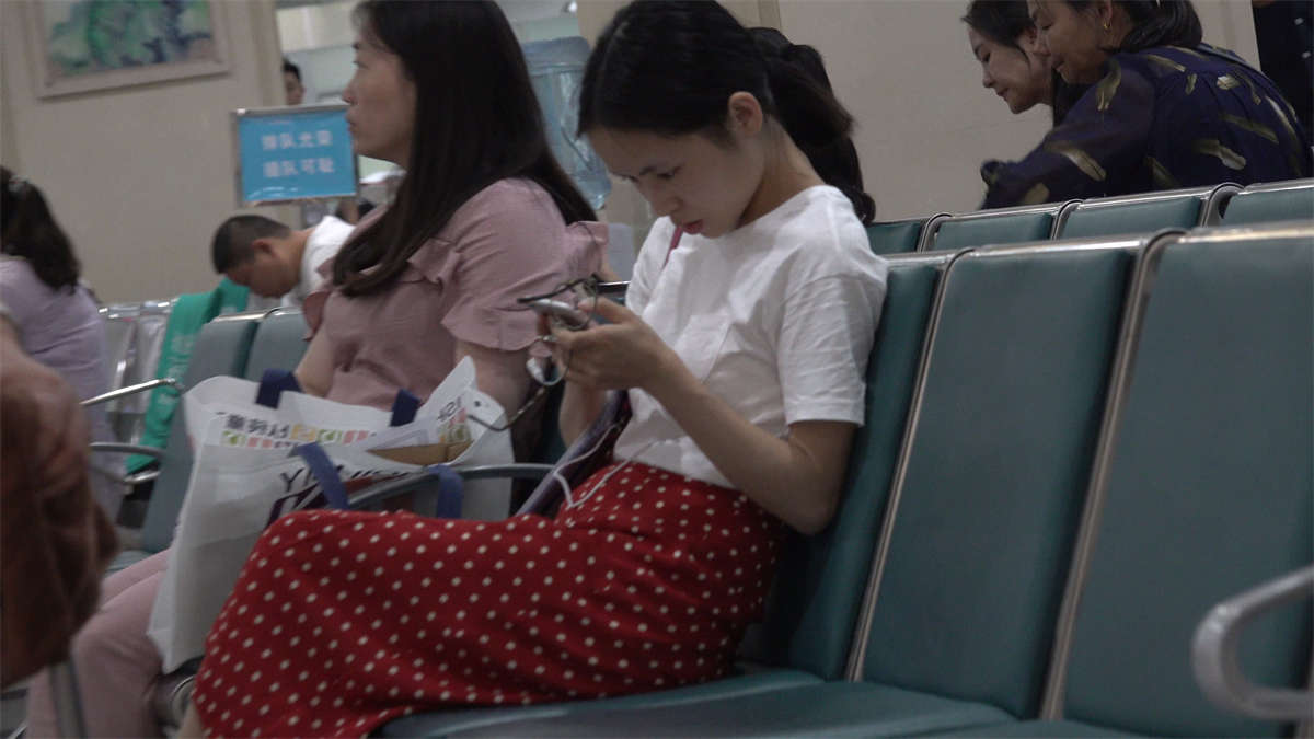 凉高跟，斑点长裙知性美女-日更街拍