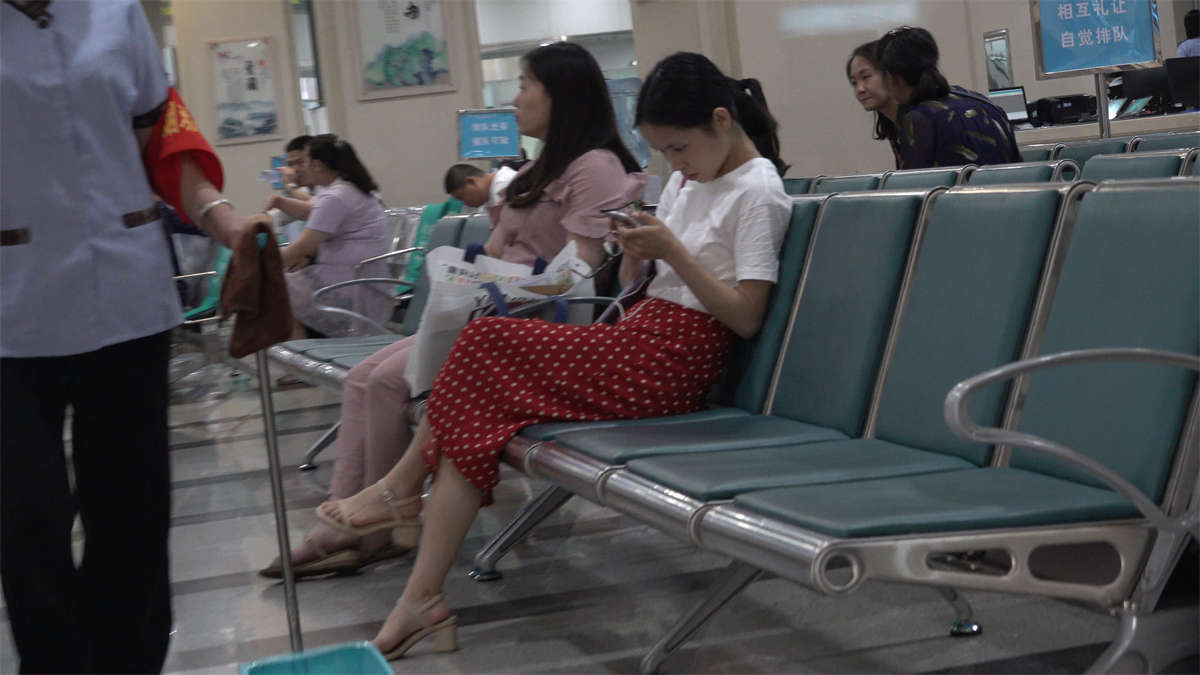 图片[2]-凉高跟，斑点长裙知性美女-日更街拍