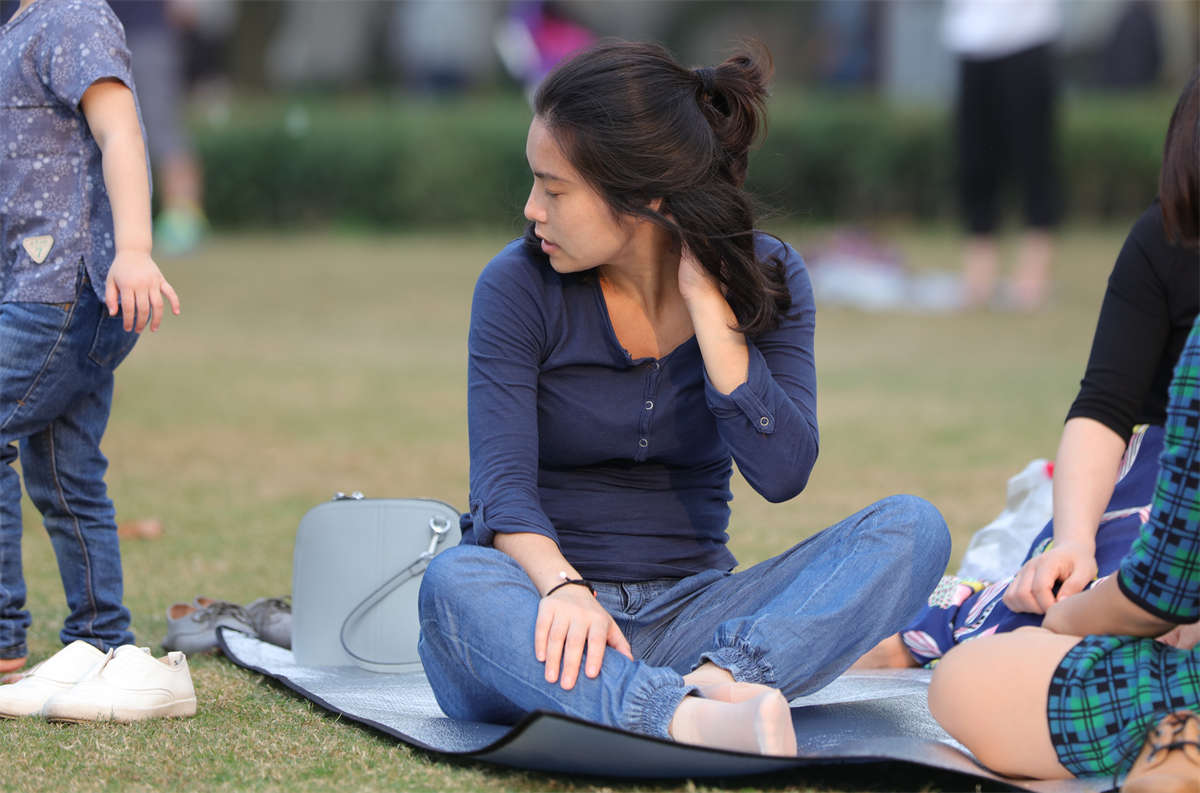 图片[2]-踏青公园街拍系列No.747 少妇自信满满地尽情展露阳光短肉丝-日更街拍