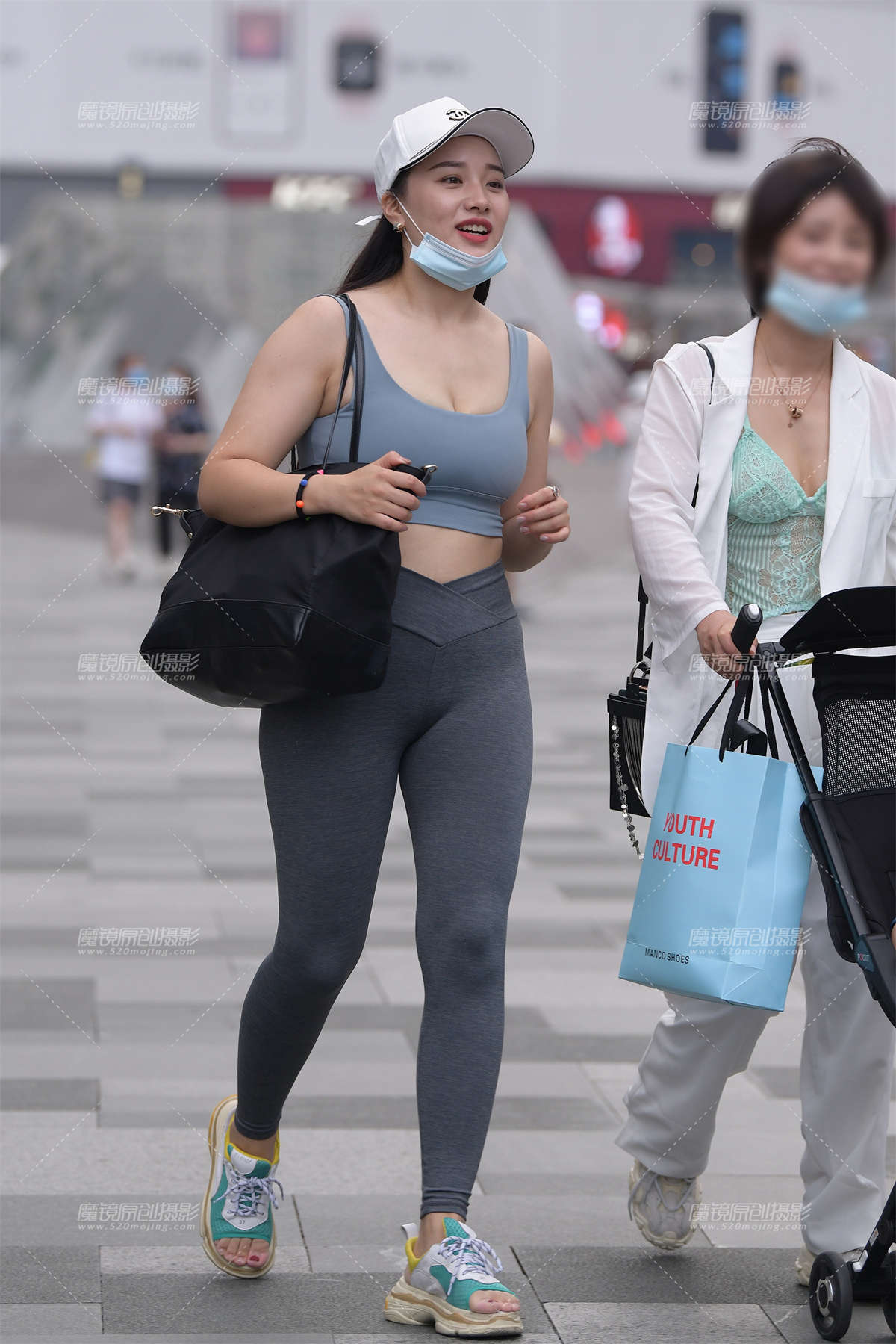 丰腴的紧身裤美女-日更街拍