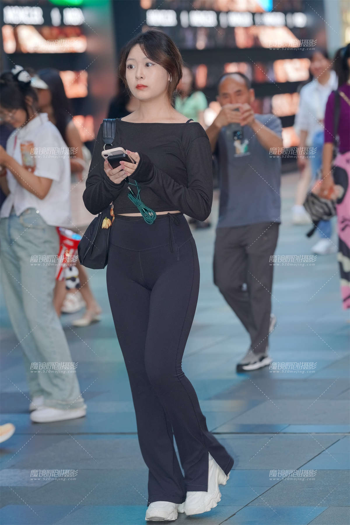 恬静漂亮蜜桃身材-日更街拍