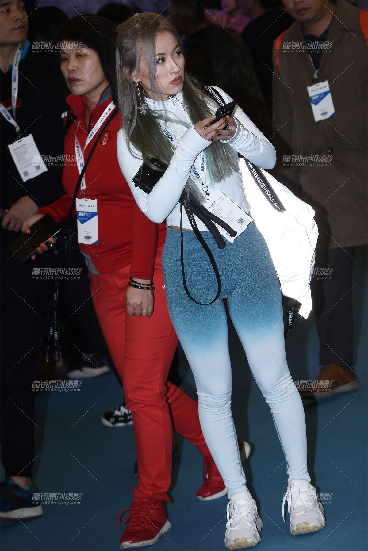 这臀形穿紧身裤正好-日更街拍