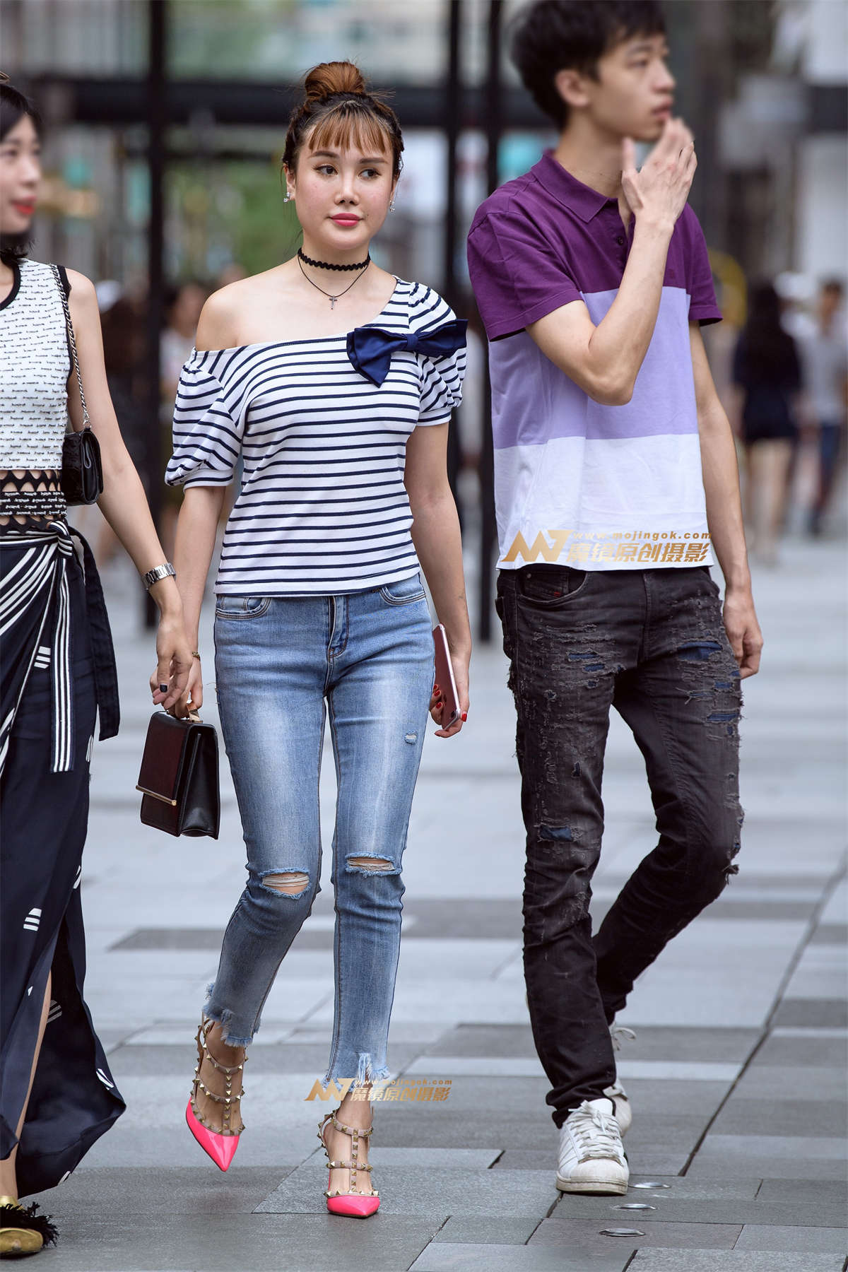 【久久赛帖】高跟鞋紧牛少妇-日更街拍