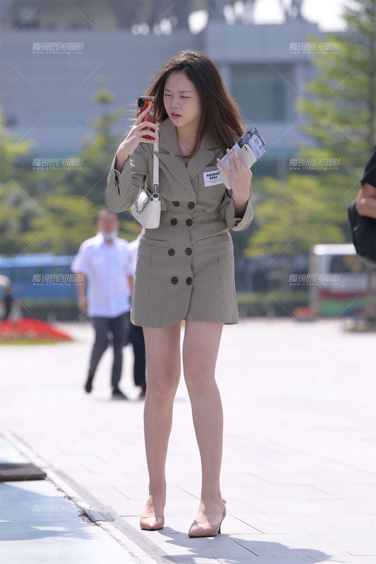 接地气的邻居白皙女孩~-日更街拍