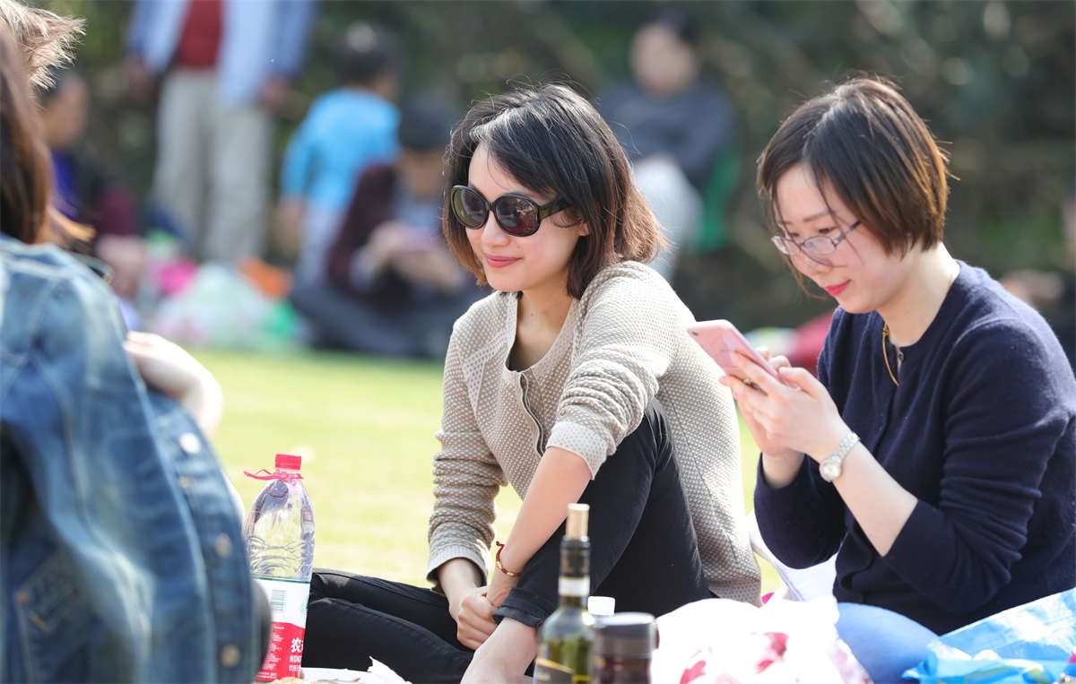 图片[2]-踏青公园街拍系列No.1679 清秀典雅的女人，眼看着她的坐姿越来越放松 第1套-日更街拍