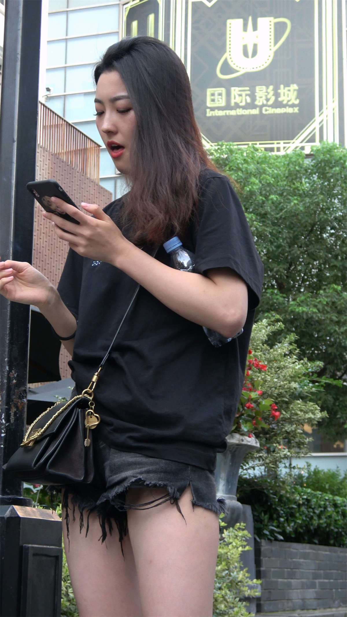 热裤美腿吸烟的漂亮小姐姐-日更街拍