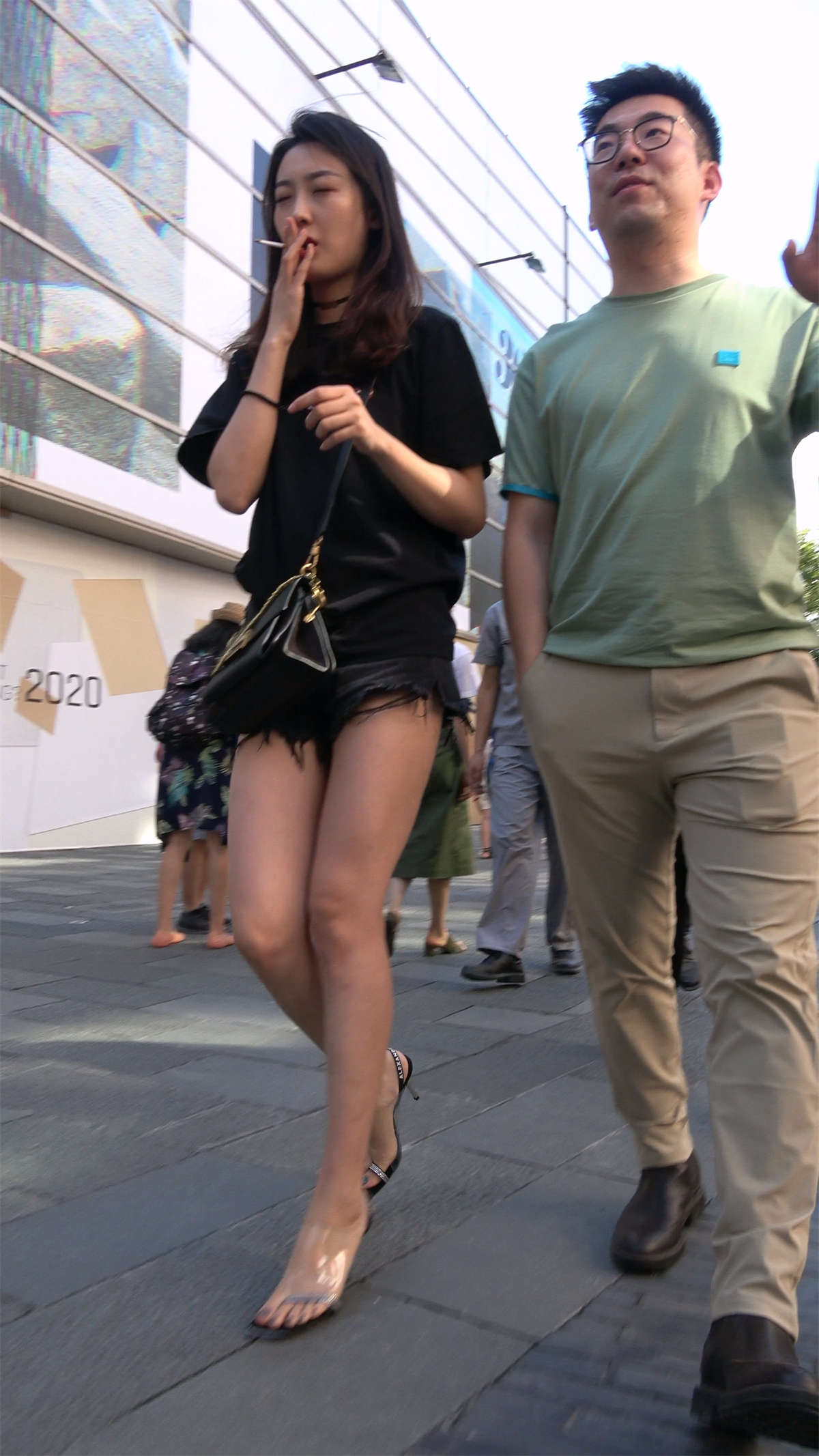 图片[2]-热裤美腿吸烟的漂亮小姐姐-日更街拍