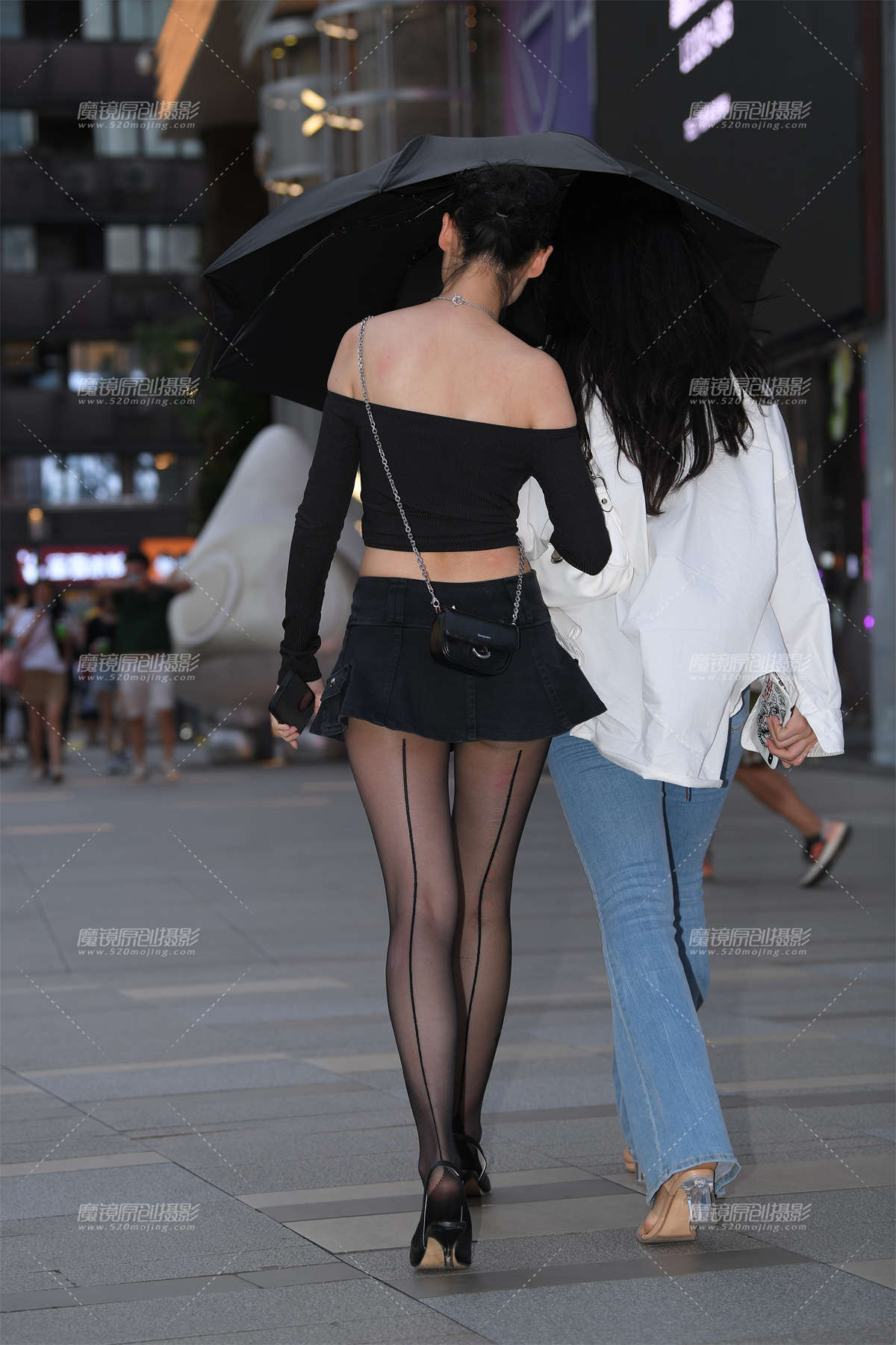 图片[2]-超短裙长腿黑丝女子-日更街拍