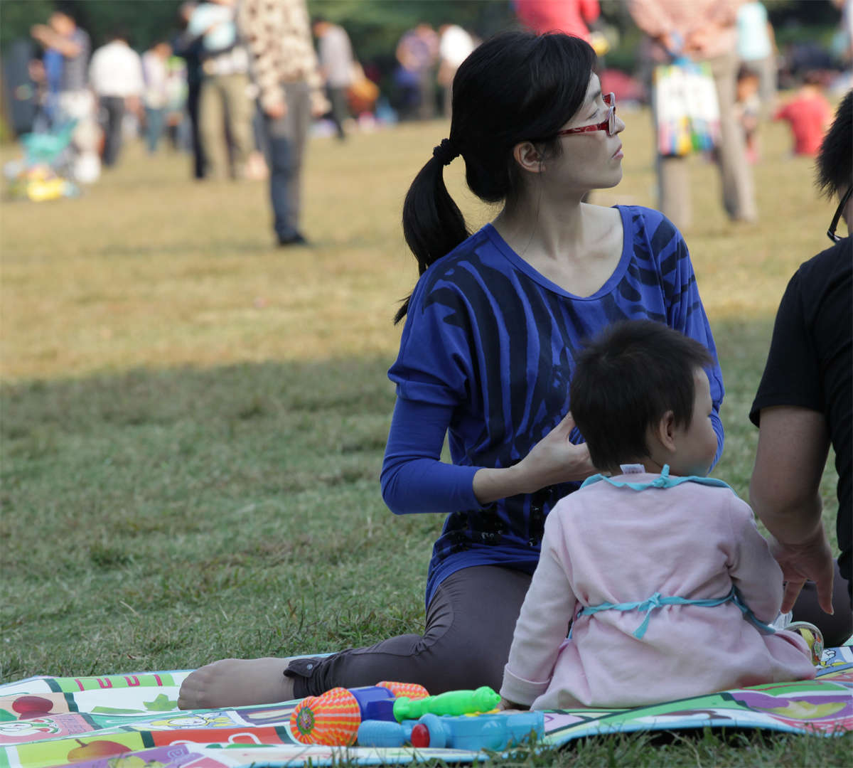 图片[2]-踏青公园街拍系列No.904 足底的那一缕抽丝为少妇丝足加分了-日更街拍