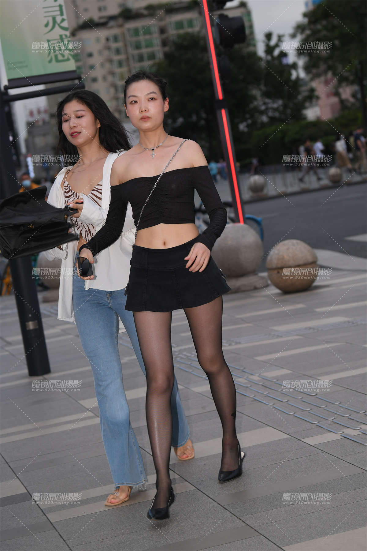 超短裙长腿黑丝女子-日更街拍
