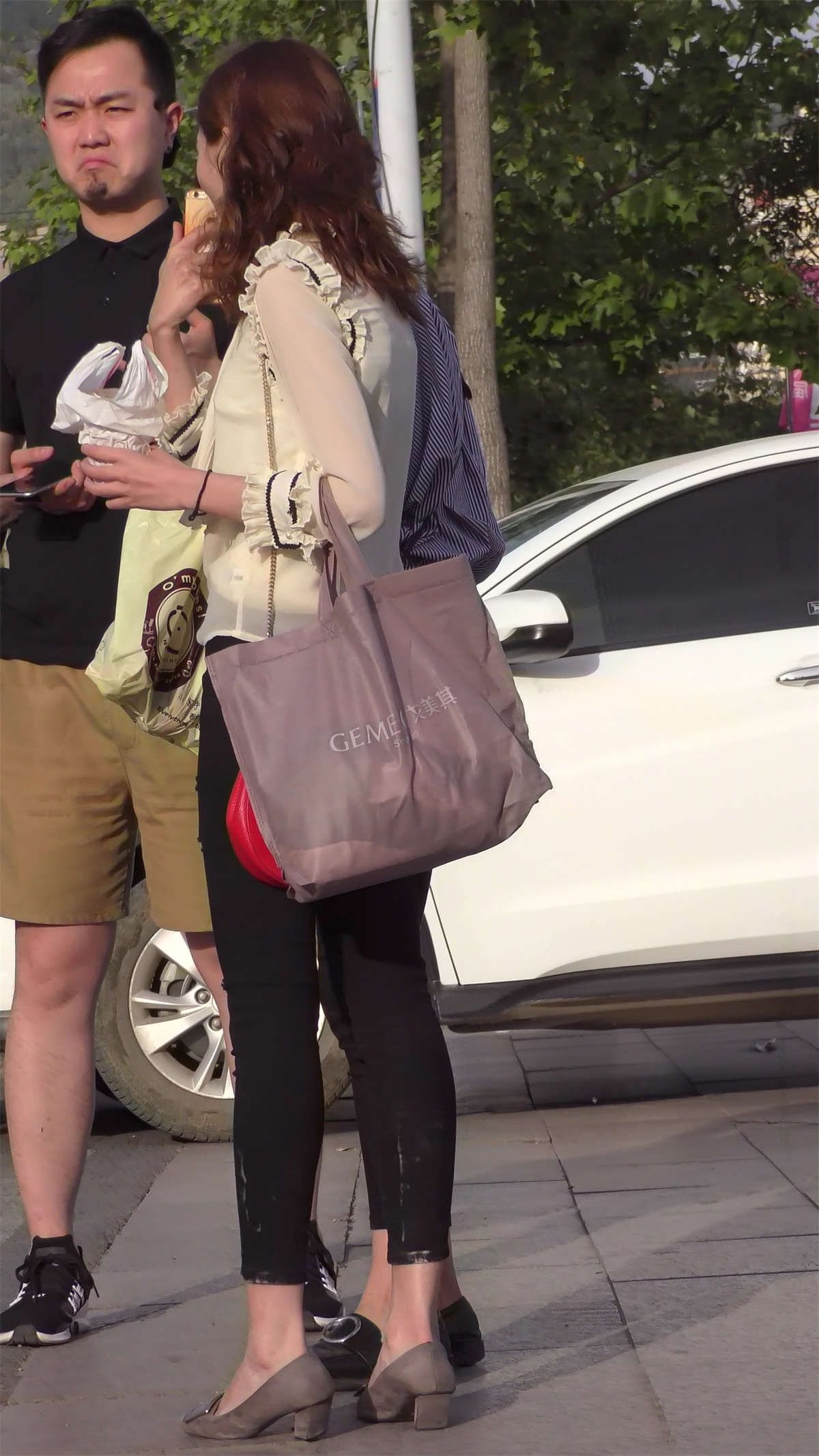 图片[2]-黑色紧身裤蓝衬衫美女-日更街拍