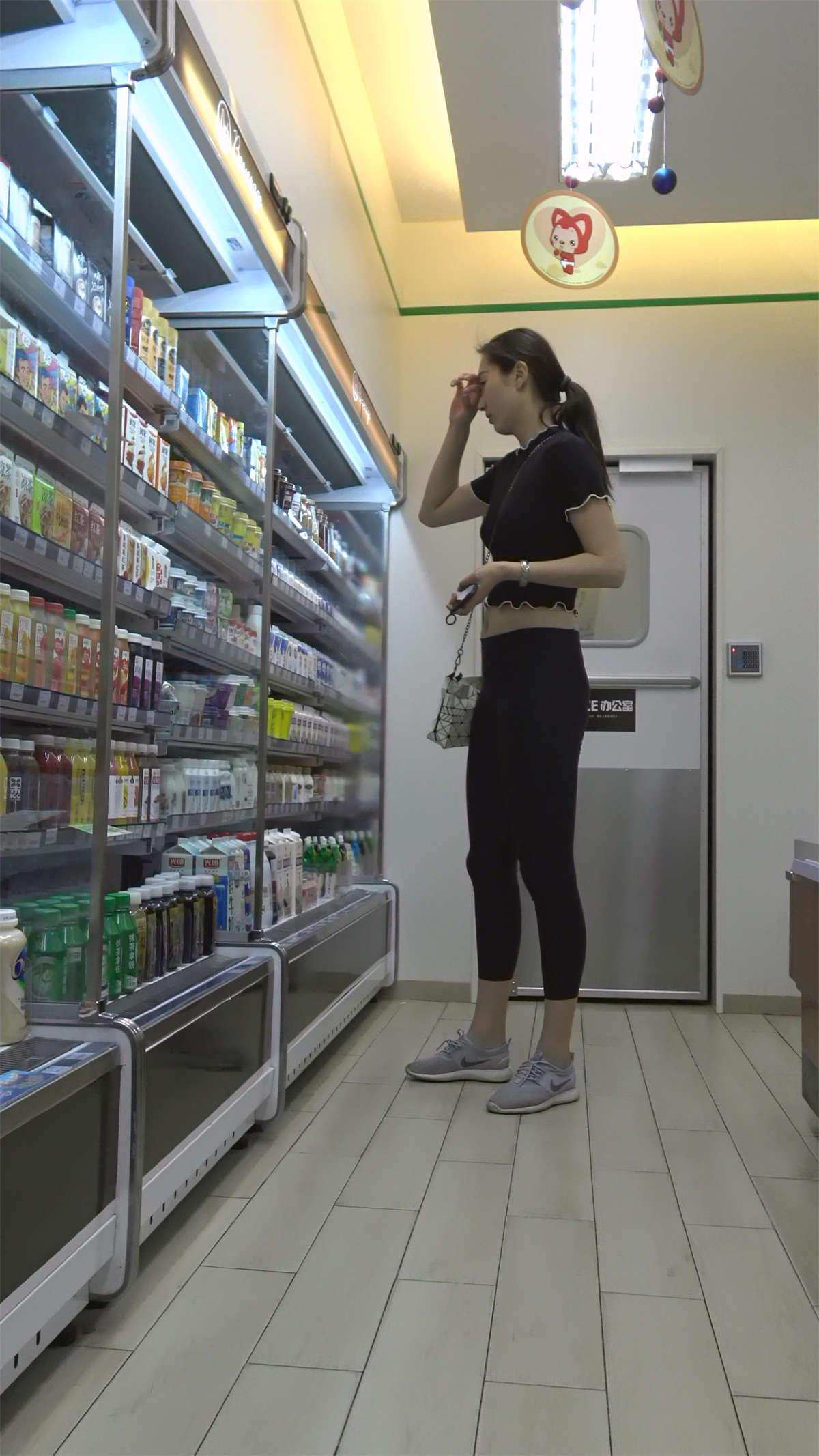 运动弹力裤运动鞋高挑美女-日更街拍