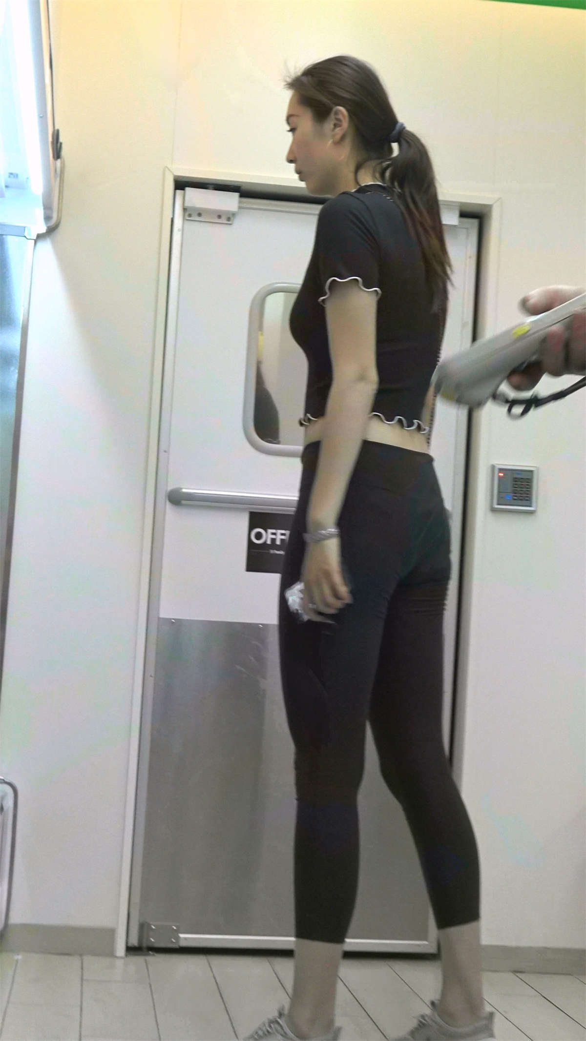 图片[2]-运动弹力裤运动鞋高挑美女-日更街拍