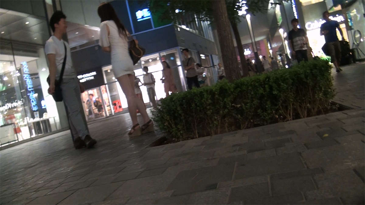 极品白色超短裙包臀美女-日更街拍