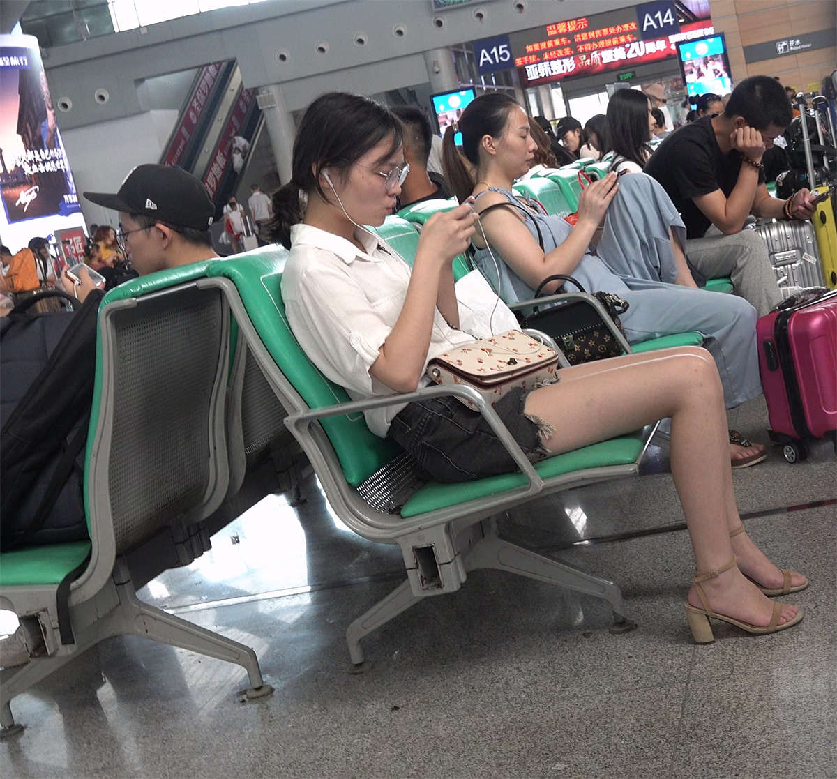 图片[2]-玩吃鸡的凉高跟美足MM-日更街拍