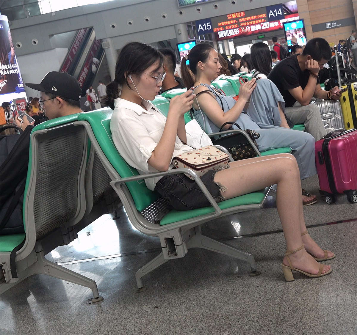 玩吃鸡的凉高跟美足MM-日更街拍