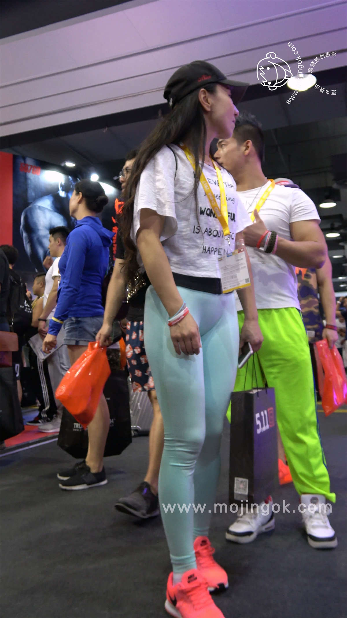 图片[2]-饱满紧三角弹力瑜伽裤美女-日更街拍