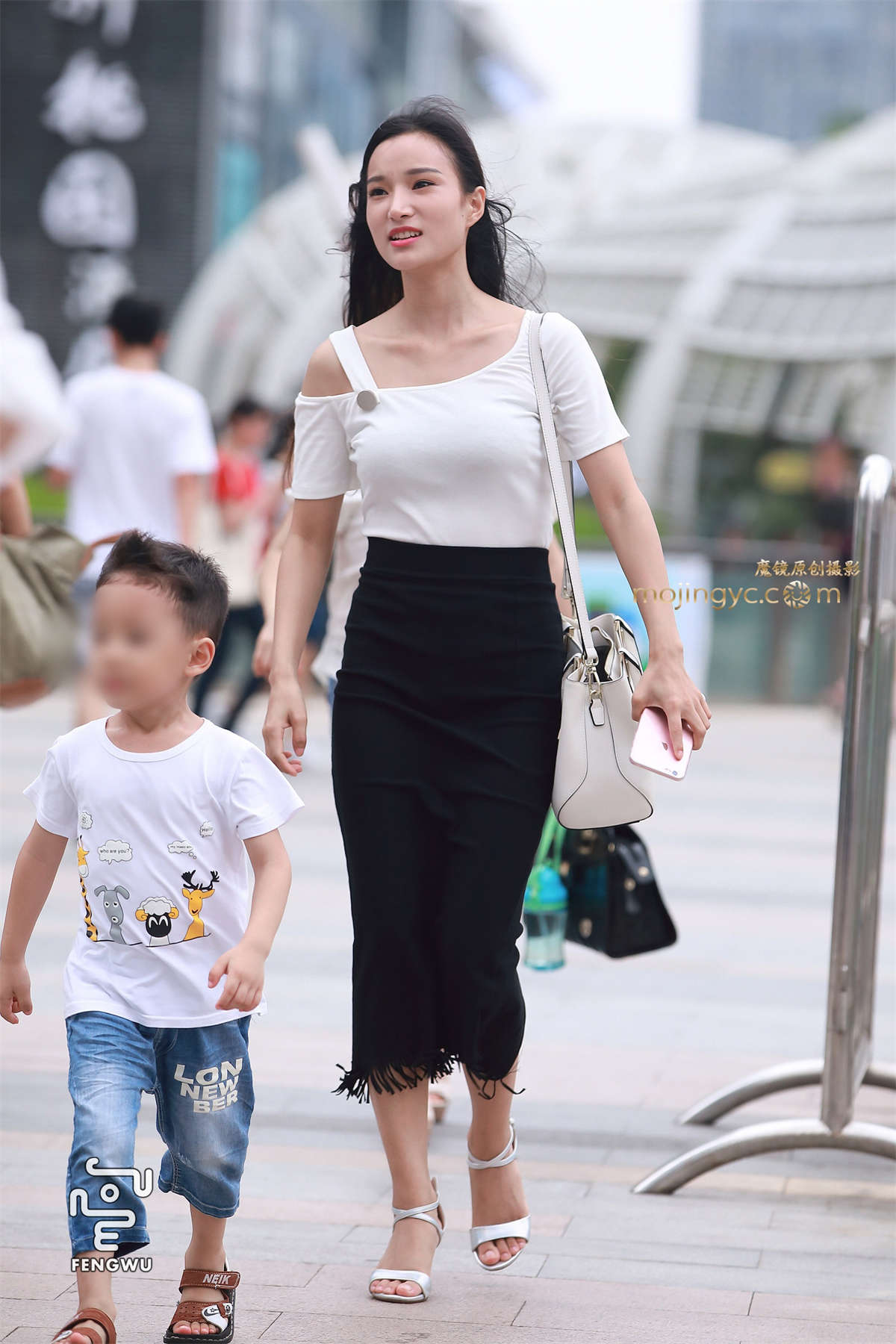 图片[2]-紧身长裙，美丽少妇-日更街拍