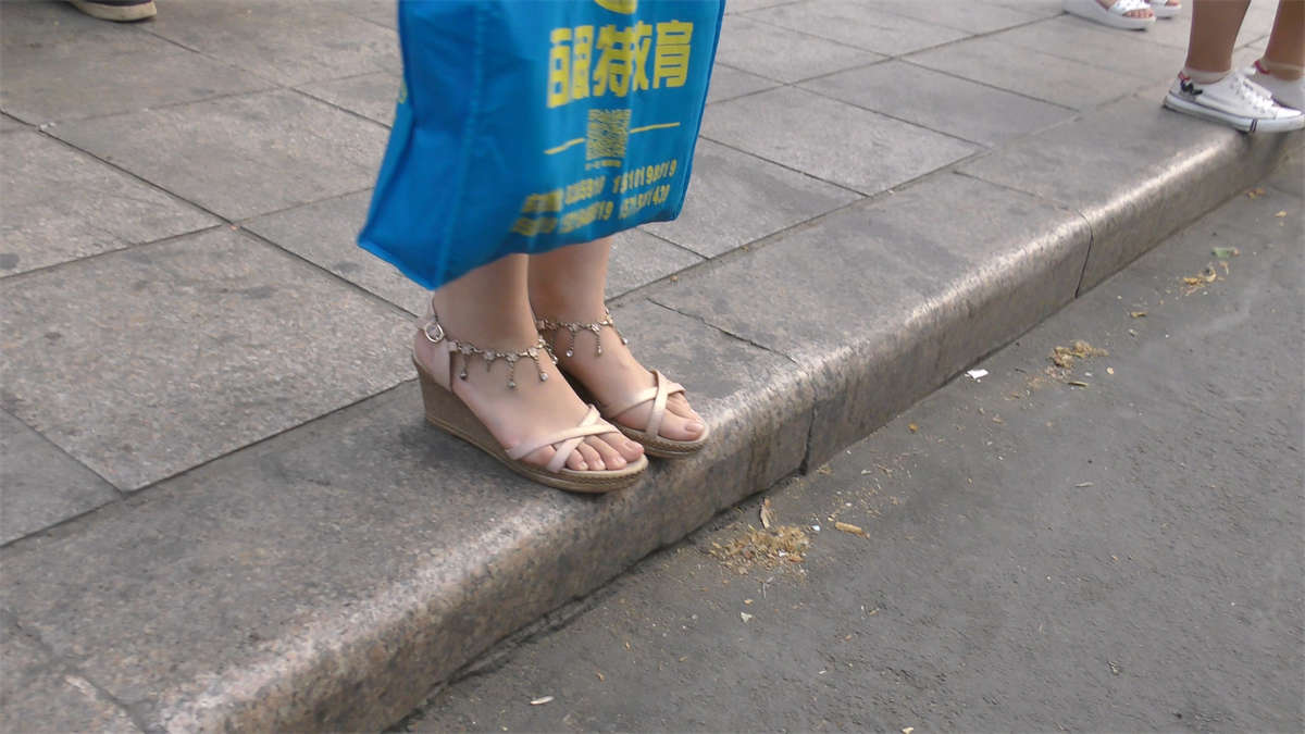 图片[2]-邻家妹妹素净的脚丫-日更街拍