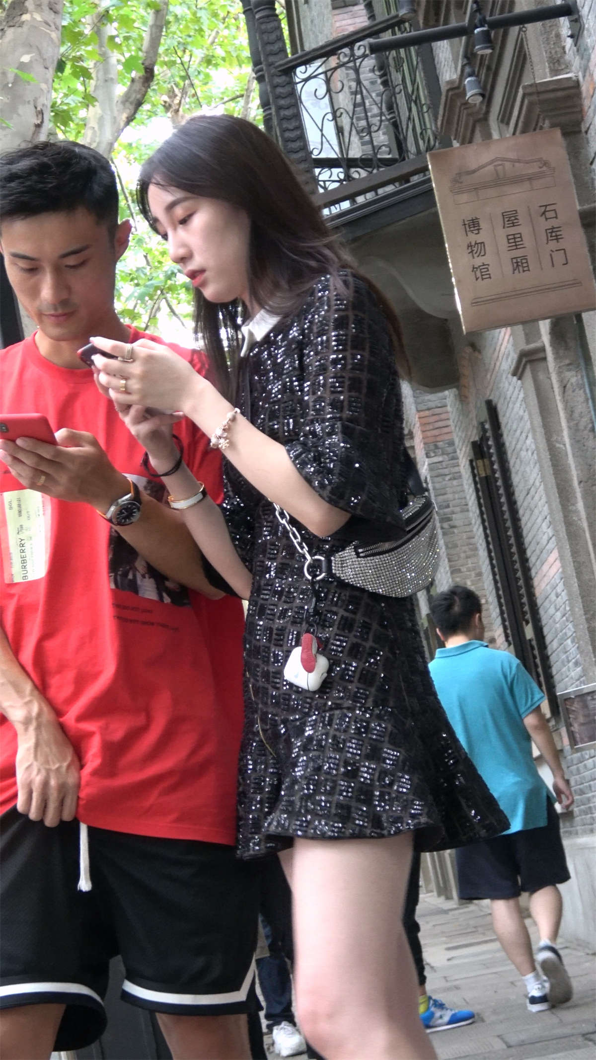 图片[2]-热恋中的黑色连衣裙妹子-日更街拍