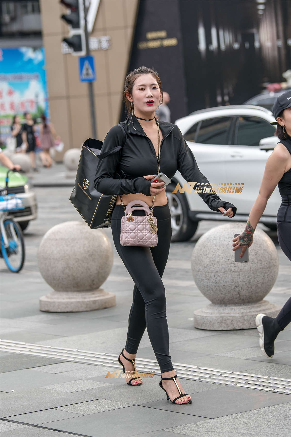 【久久赛帖】黑色紧身套装高跟鞋美女-日更街拍