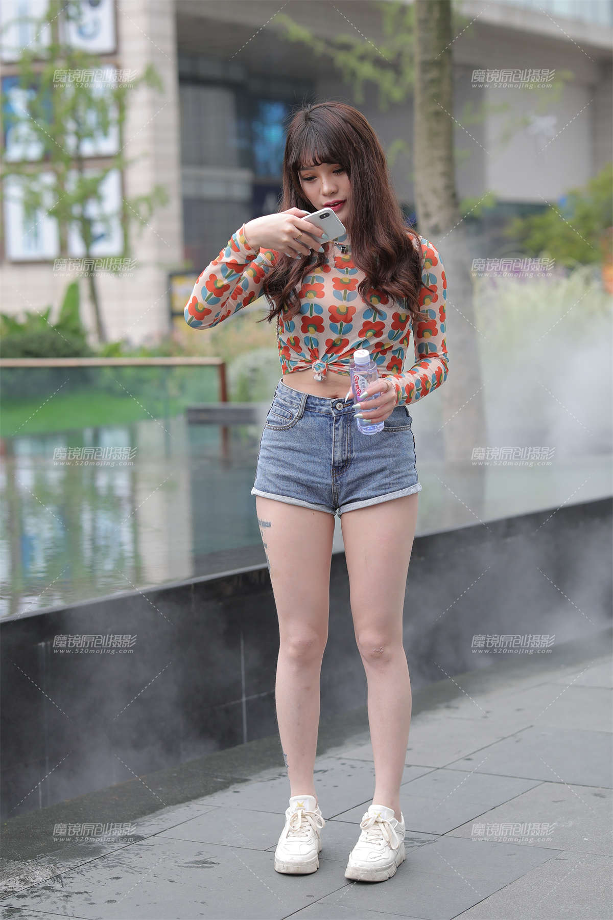 【凯恩赛贴】活泼调皮的热裤美眉-日更街拍