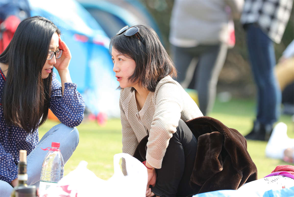 图片[2]-踏青公园街拍系列No.1680 清秀典雅的女人，眼看着她的坐姿越来越放松 第2套-日更街拍