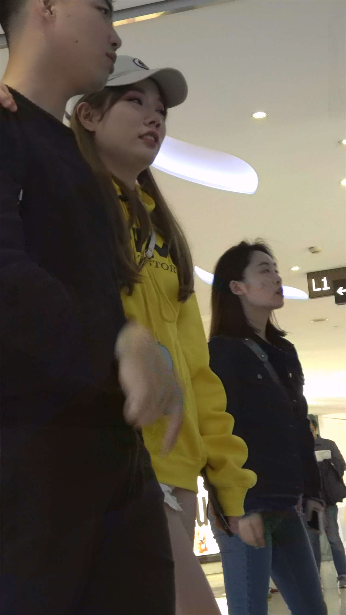 黄衣热裤性感裸腿鸭舌帽美女小姐姐-日更街拍