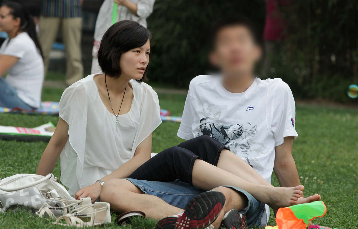 图片[2]-踏青公园街拍系列No.905 趾长肤白，无痕无瑕的精品素足-日更街拍